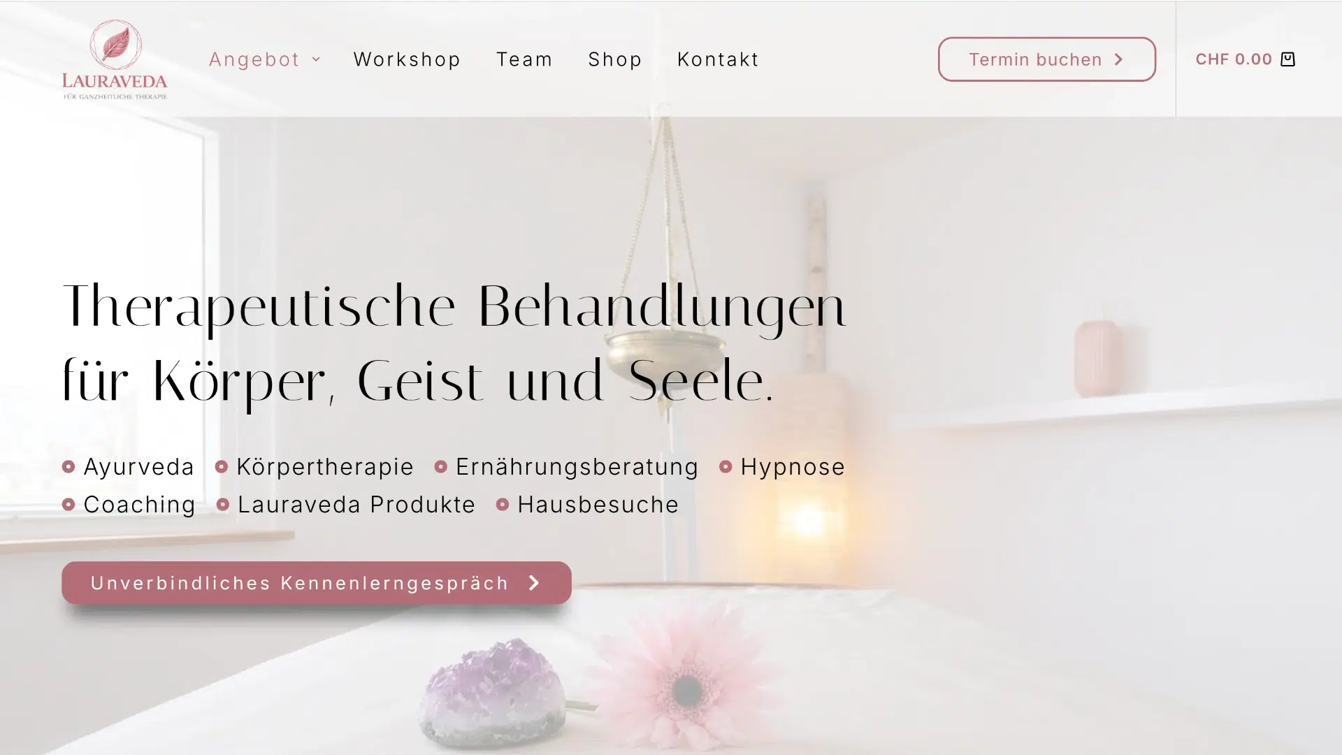 Therapieraum von Lauraveda in Zürich als Referenz für eine ruhige Website mit SEO-Struktur